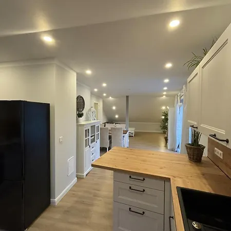 Landhausstuebchen 105qm Mit Balkon-2 Schlafzimmer-bad-wc-wifi-kaffeemaschine-waschmaschine-trockner-foehn-handtuecher Und Bettwaesche-sehr Familienfreundlich Appartamento