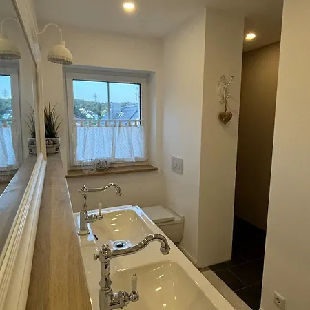 Landhausstuebchen 105qm Mit Balkon-2 Schlafzimmer-bad-wc-wifi-kaffeemaschine-waschmaschine-trockner-foehn-handtuecher Und Bettwaesche-sehr Familienfreundlich * Eichenzell